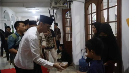 GATIRA Berbagi Takjil Bersama Jamaah Masjid Agung Baing Yusuf Purwakarta